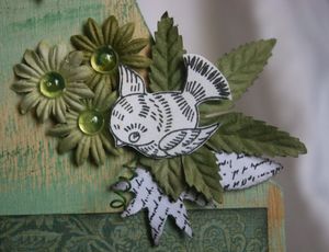 planche_en_bois_verte___d_tail_oiseau