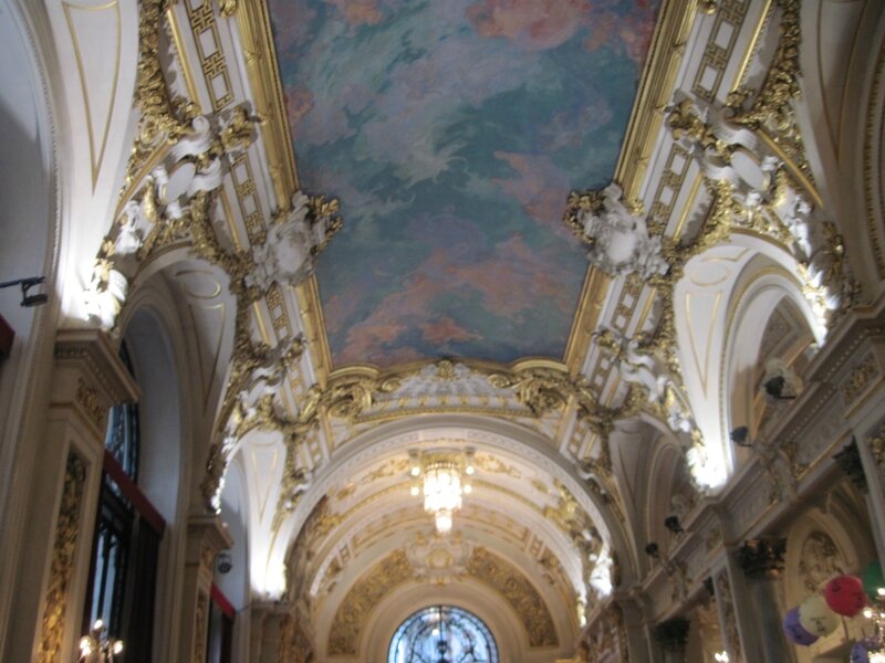 Peinture au plafond de l'opéra