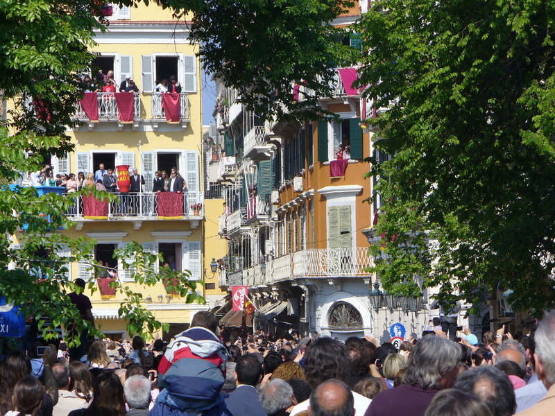 Maisons décorées de l'Esplanade et cruches peintes prêtes à être jetées des balcons, tradition du Samedi Saint à Corfou, 2011 (auteur/author : Kett) 