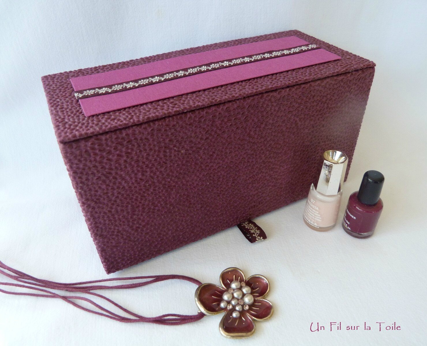 Cartonnage un fil sur la toile