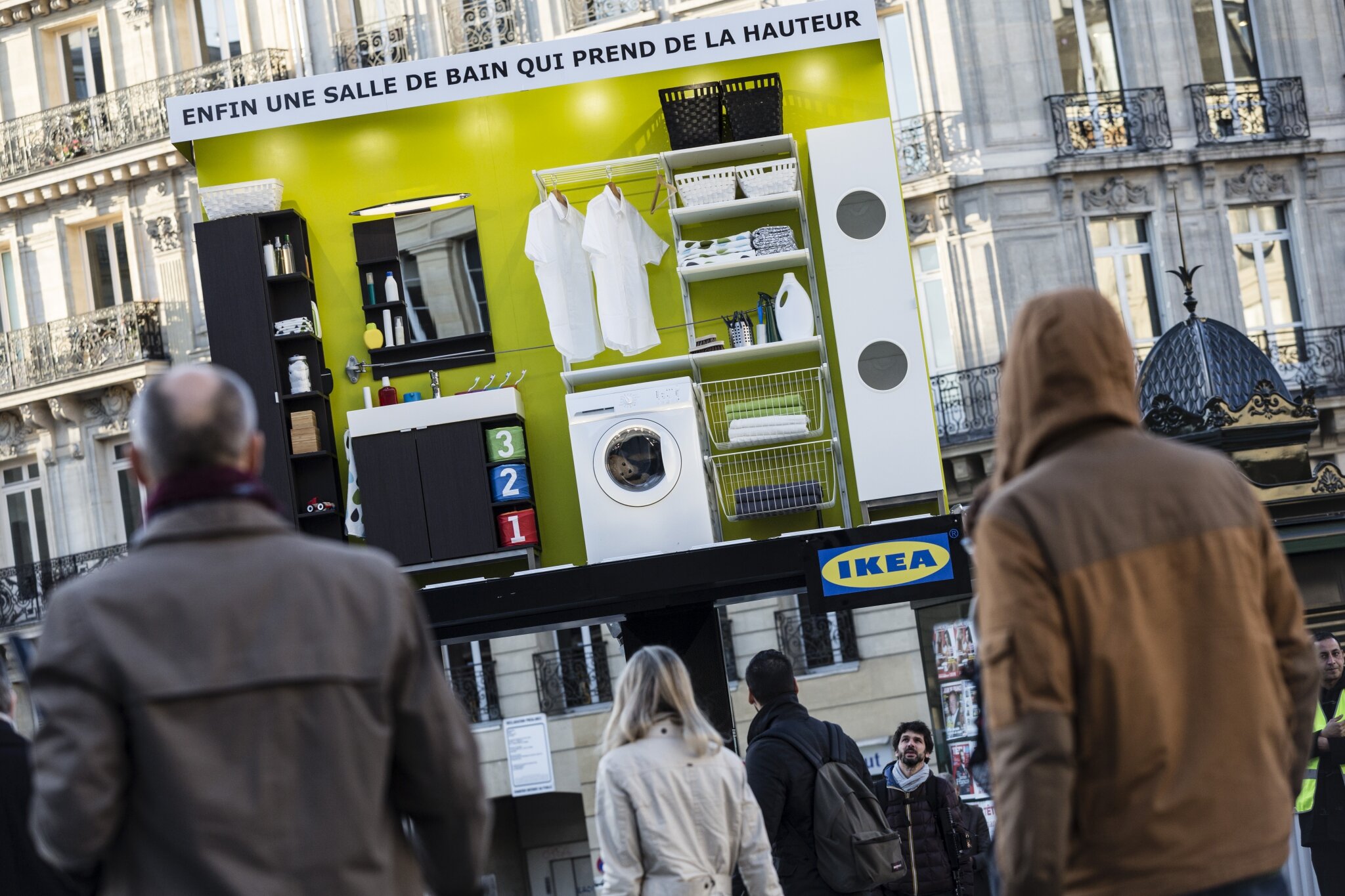 Une salle de bain ikea live installée sur un panneau publicitaire ...