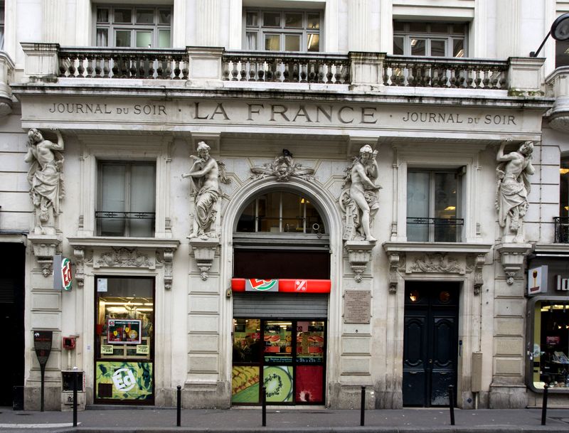 Atlantes et cariatides 142 rue Montmartre Parisarchitecture Atlantes et cariatides 142 rue Montmartre Parisarchitecture