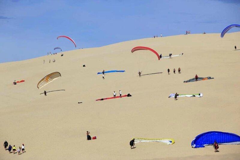 la-dune-du-pyla-est-un-des-spots-preferes-des-parapentistes-de-la-region