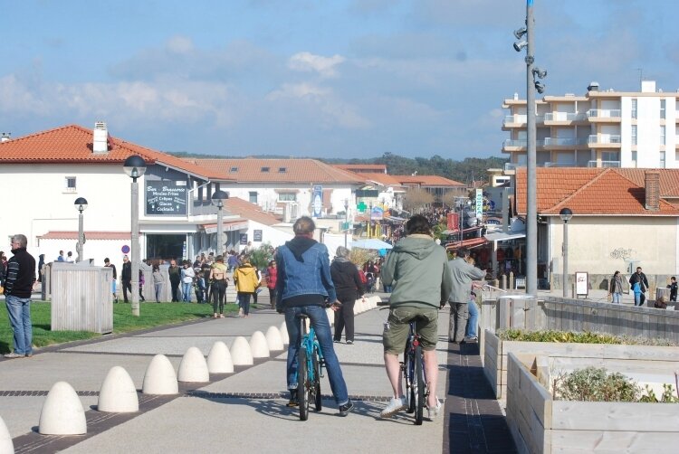 une-rue-de-biscarrosse-plage-1422230424-1613988