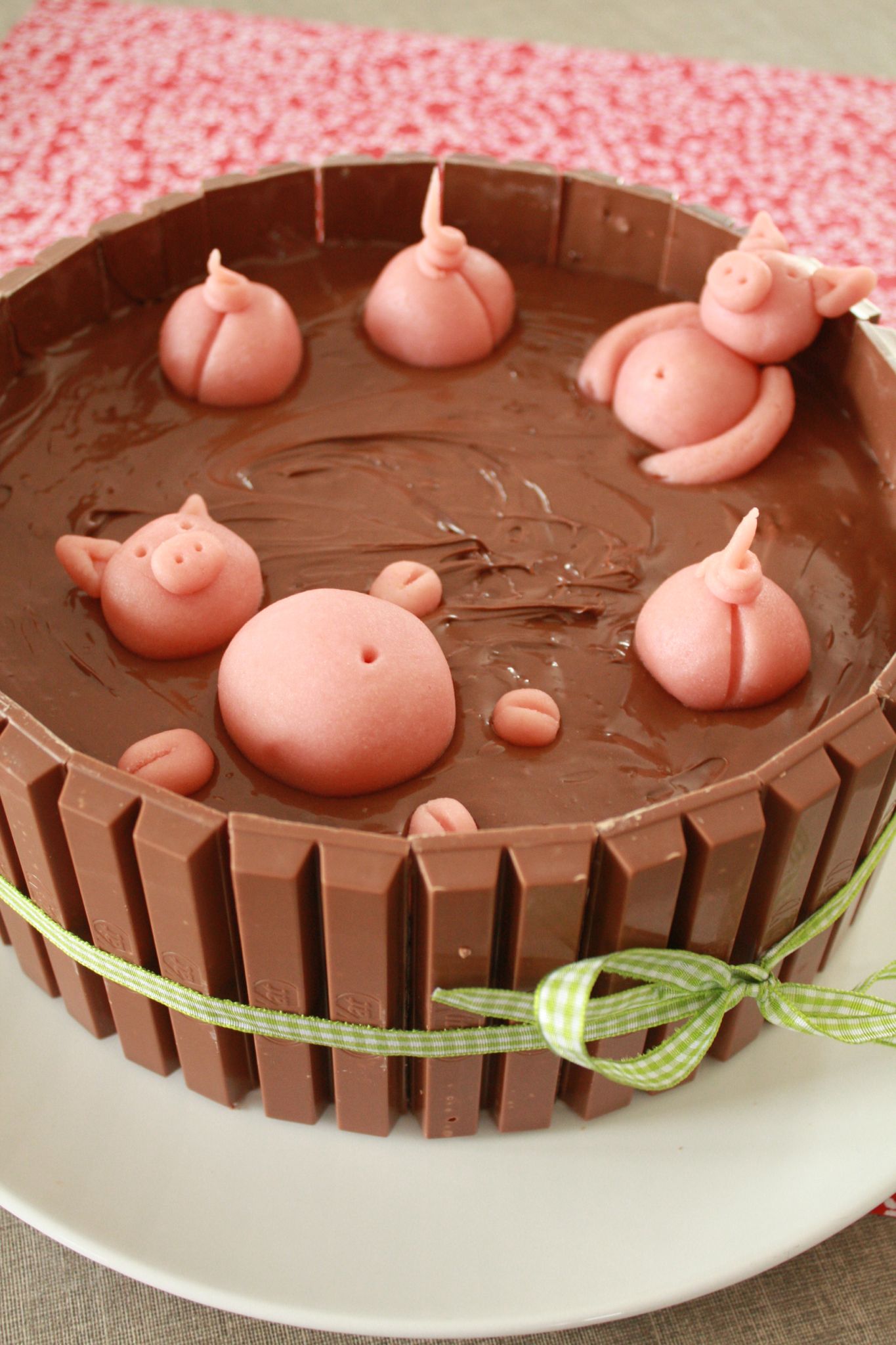 Gâteau 3D la piscine à cochons Tout le monde à table !