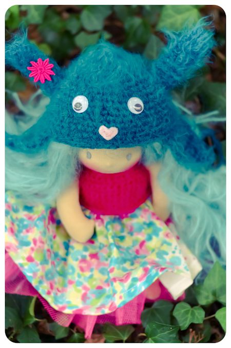 Cheveux de jade, yeux bleus et peau vanille. Bonnet Lapin.