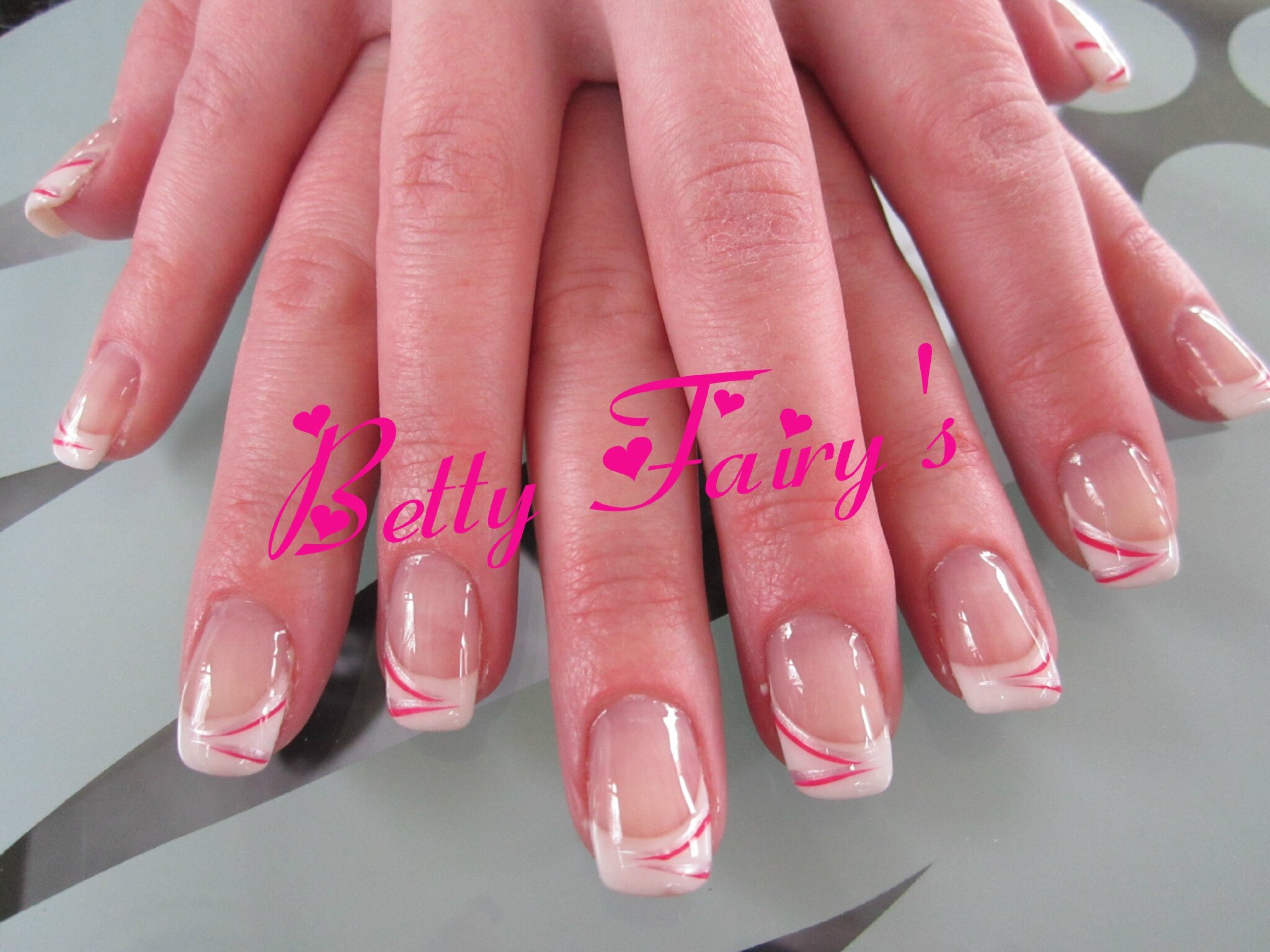 French blanche, décos rose vif et rose clair métallisé.