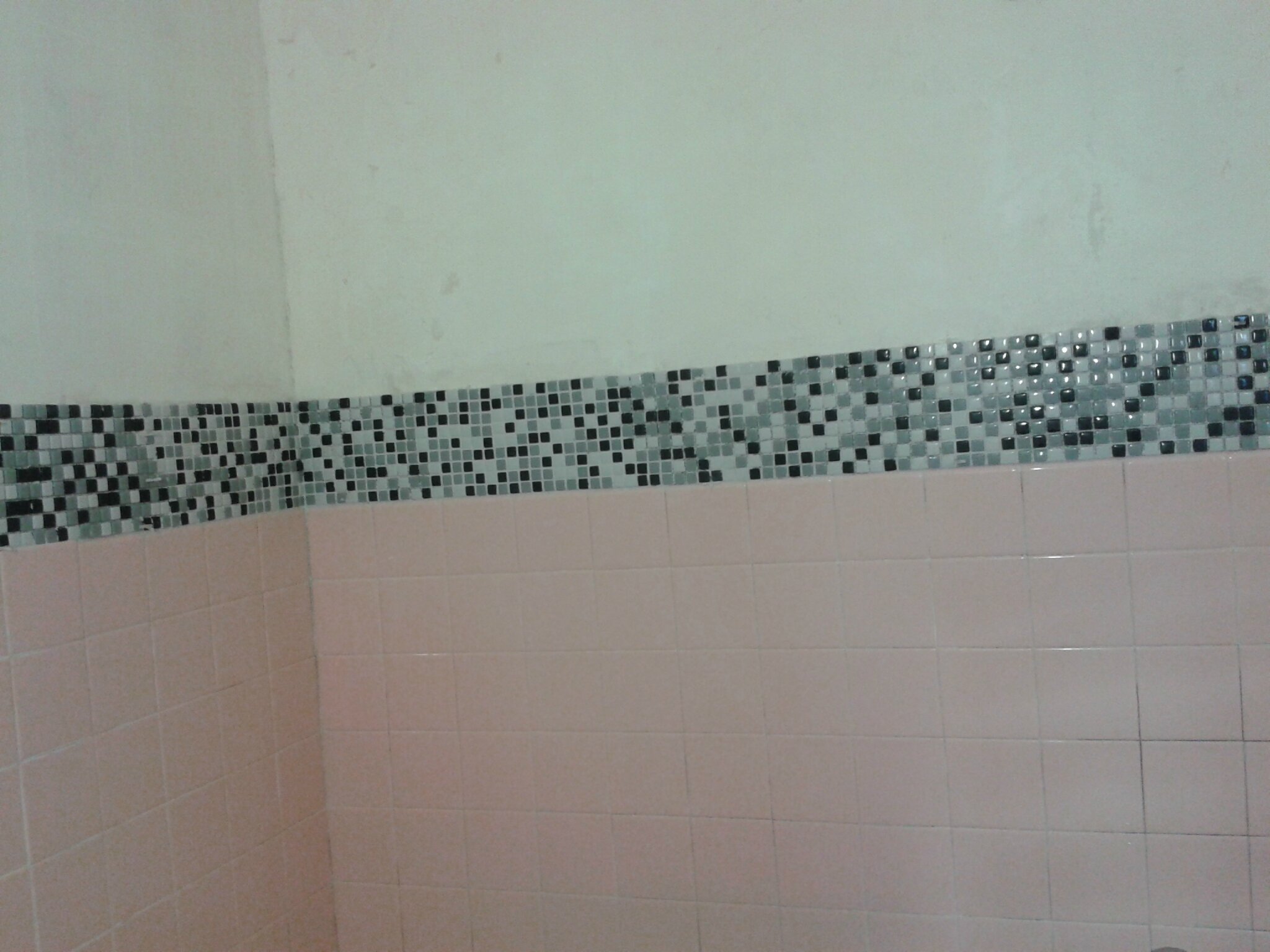 Papier peint salle de bain rose: papier peint de petite salle ...