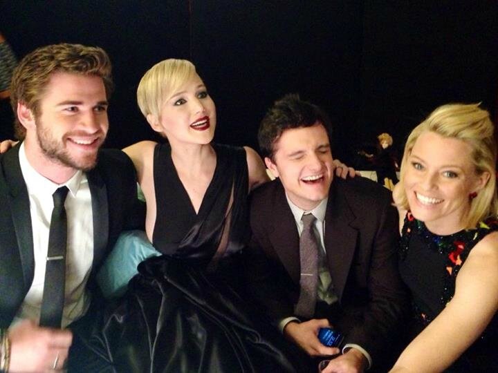 jennifer-lawrence-liam-hemsworth-catching-fire-paris-premiere-07