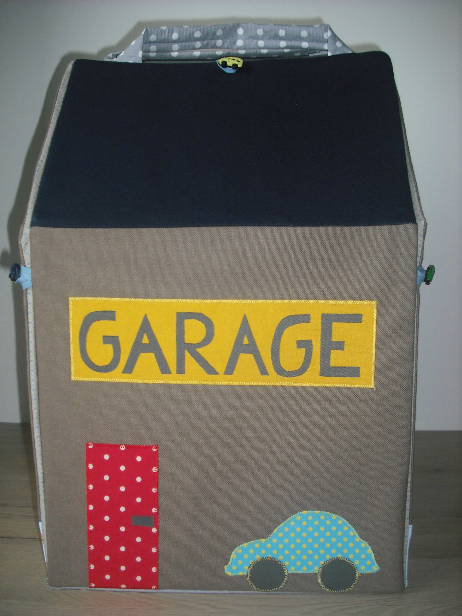 Garage et circuit pour petites voitures les petits trésors de ...