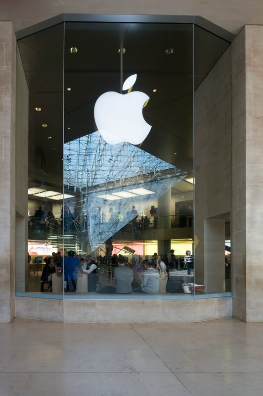 Reflet de la pyramide du Louvre dans la vitrine de l'Apple store, Carrousel du Louvre