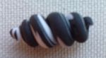 Perle_allong_e_en_spirale_noire_et_blanche