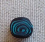 Perle_noire_et_turquoise_en_spirale