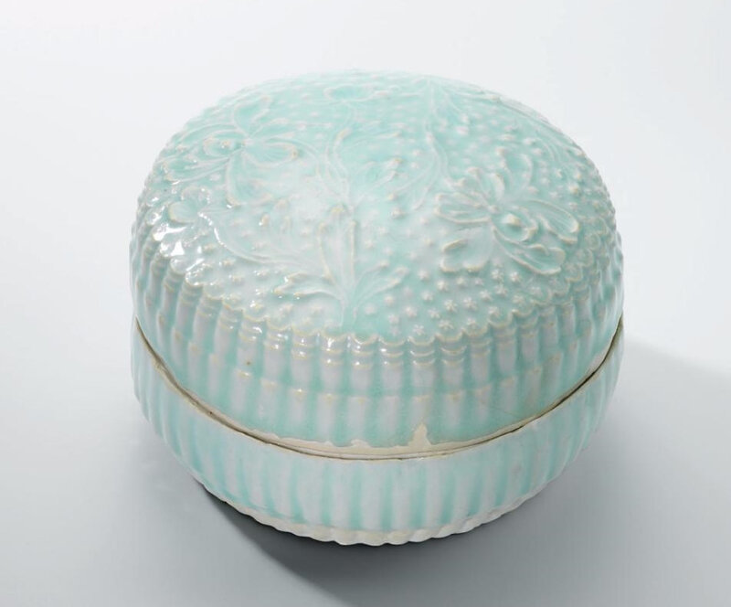 A Qingbai moulded 'Peony' chrysanthemum-shaped box and cover, Song dynasty (960-1279)