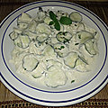 Salade de concombre et yaourt grec à la menthe poivrée et au miel
