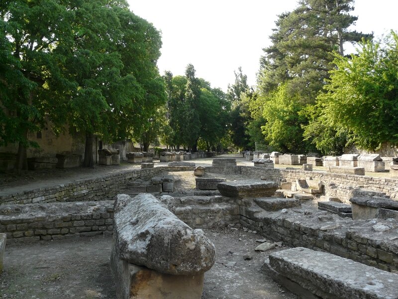 Le cimetière des Alyscamps et son rituel funéraire