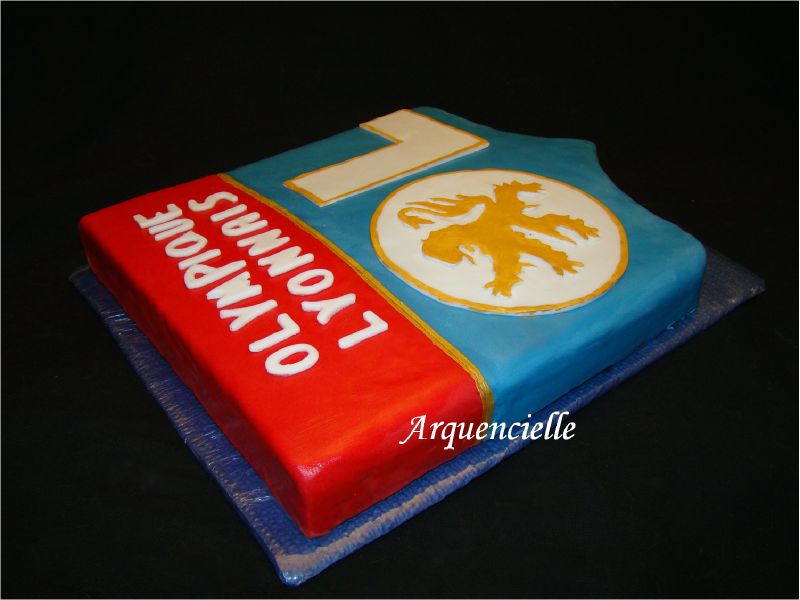 Gateau Blason Olympique Lyonnais Equipe De Foot Cote Photo De Cuisine Creative Version Sucre Gateaux Garcons Les Creations D Arquencielle