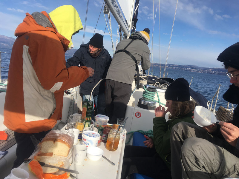 Petit déjeuner en quittant le fjord d'Omisalj