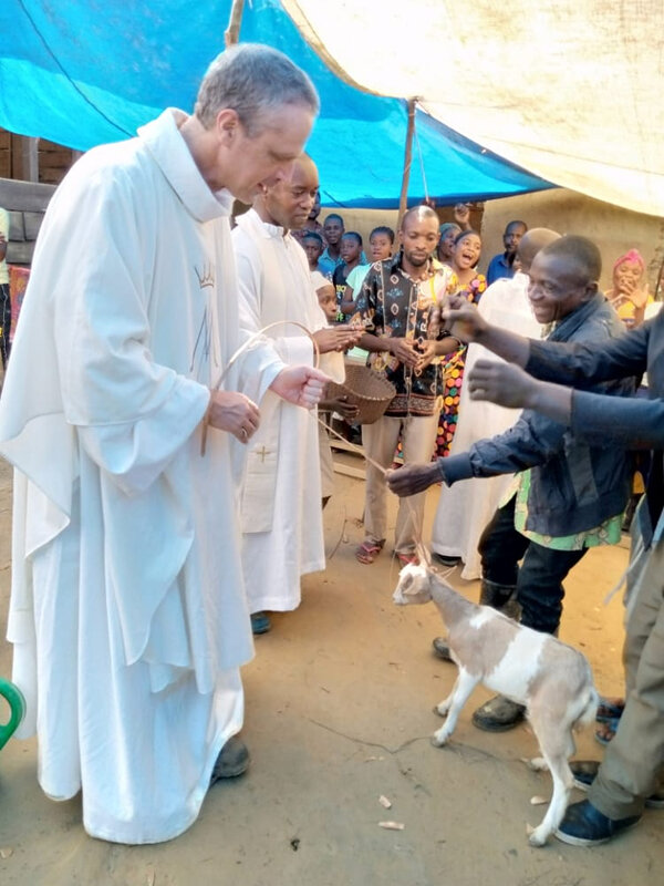 Ap) cadeau d_une chèvre à Nkuni