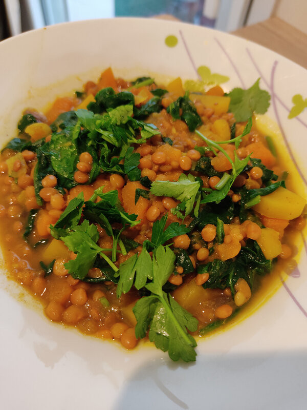 dahl de lentilles à la patate douce et épinards