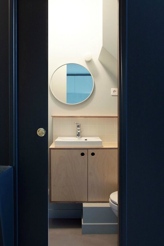 derriere-la-porte-a-galandage-une-petite-salle-de-bains-bien-equipee_5575841