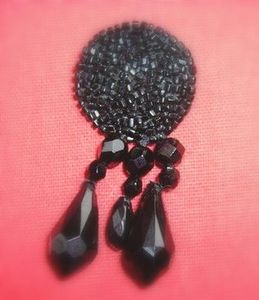 BROCHE_EN_PERLES_DE_VERRE_AU_CROCHET_DE_LUNEVILLE_POSE_DES_PERLES_EN_VERMICELLE_FLOUE_jpg
