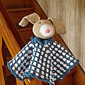 Doudou lapin à câliner 