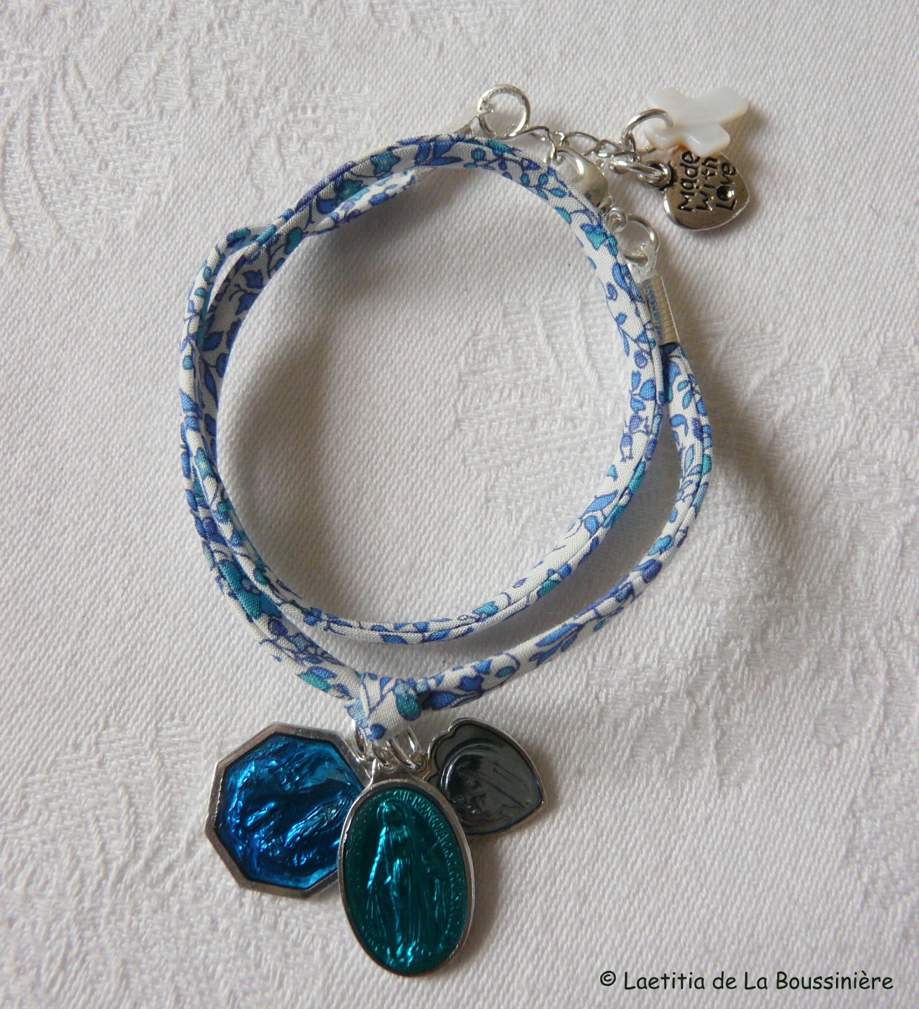 Bracelet Marie sur ruban petites fleurs bleues