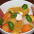 Chiffonnade jambon, deux melons et mozzarella, sauce olives