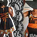 Robe de dentelle noire & orange... aux imprimés originaux et fantaisie ! pièce lacée dans le dos féminine et élégante..