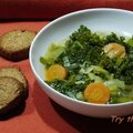 Soupe de kale, sablés au parmesan et sésame