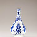 A blue and white chinese porcelain bottle, kangxi period (1662-1722)