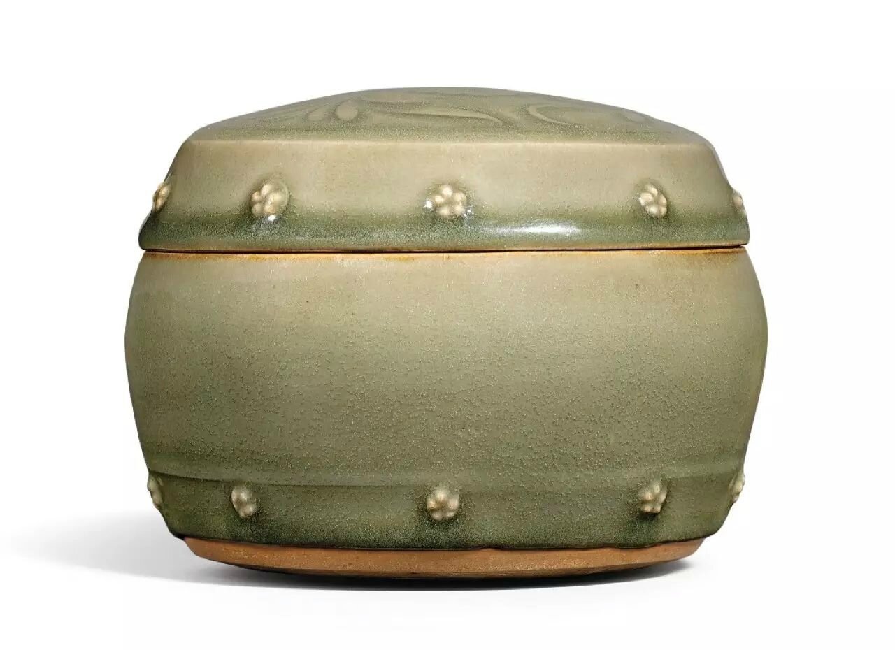 A very rare Yaozhou celadon 'Peony' box and cover with 'Floret