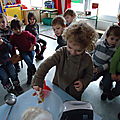 école d'Arleux, les petits font des crêpes (février 2012)