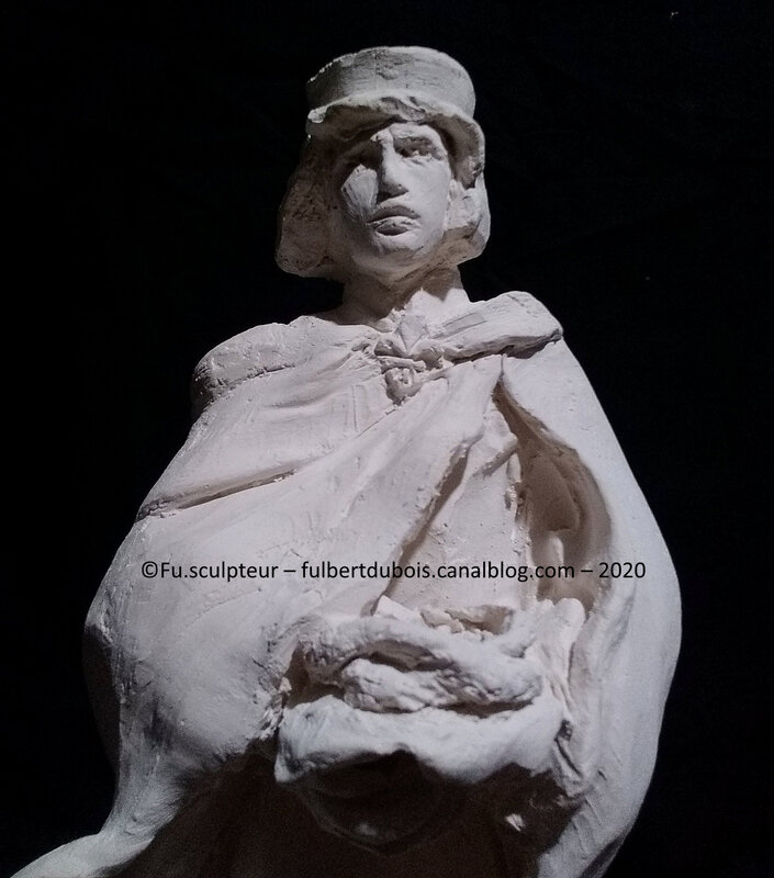 Fu sculpteur - sculpture figurative - art sacré - Saint Louis offrant la Couronne d'épines à la France - plâtre et poudre de pierre - 30cm (1)