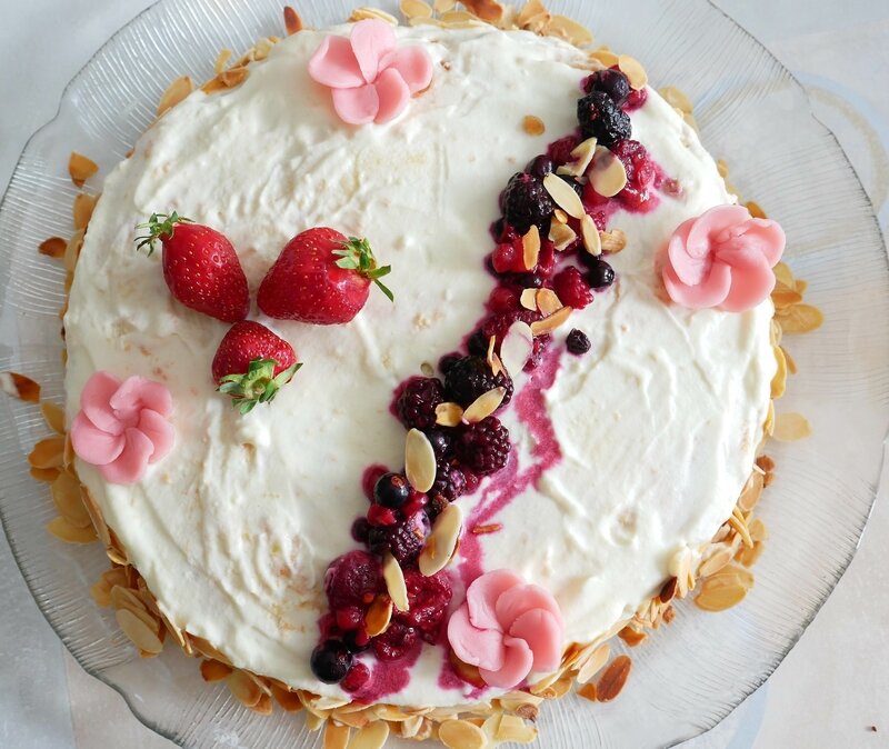 Le Gateau Aux Fruits Rouges Type Fraisier Framboisier Une