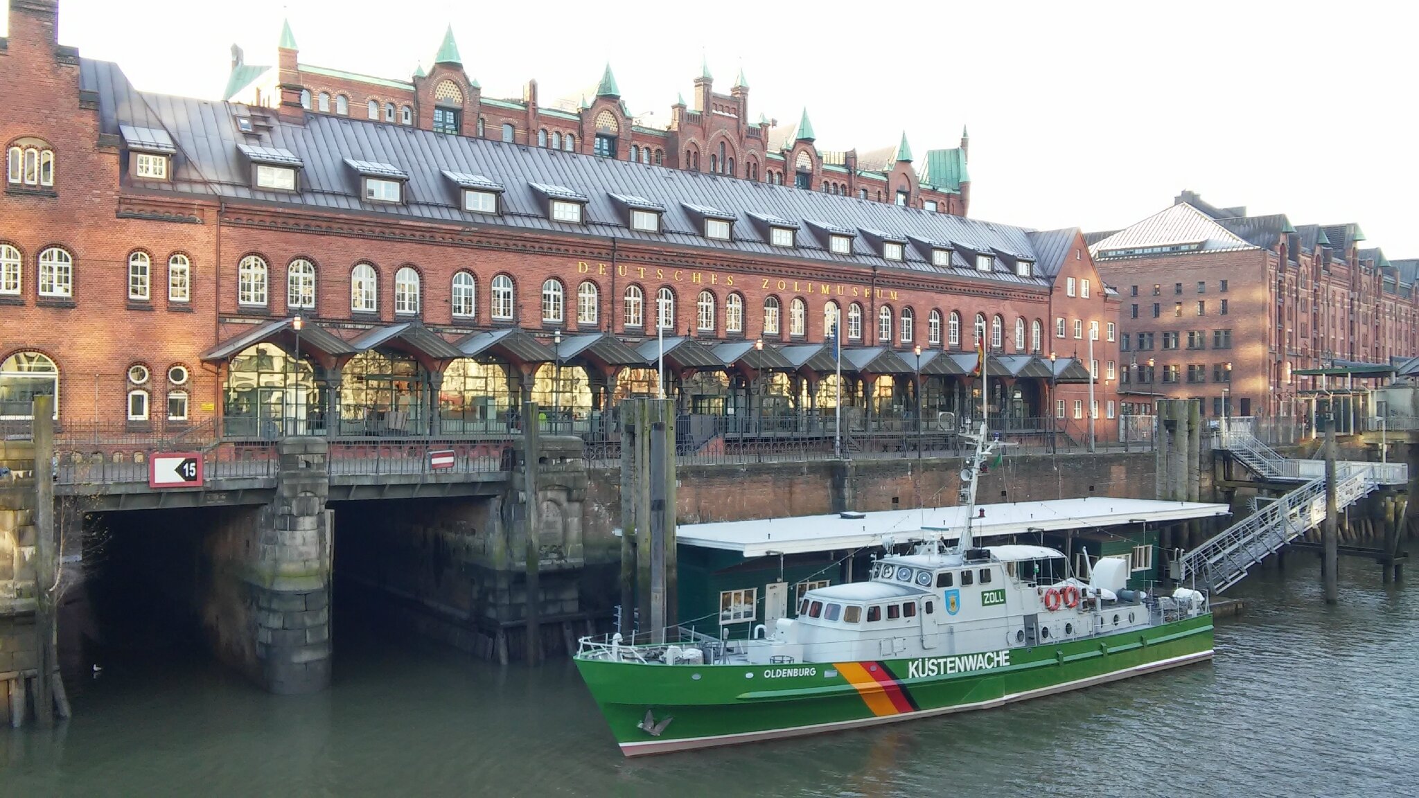 8 J1 Hambourg  Un des canaux  de la Speicherstadt et 