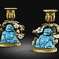 Paire de bougeoirs à main en porcelaine turquoise, chine, dynastie qing, xviiie siècle, à monture de bronze doré d'époque louis 