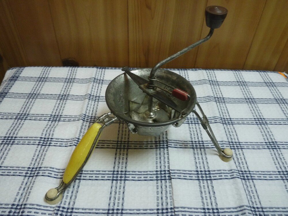 Ya Un Os Dans La Moulinette MOULINETTE VINTAGE - http://retrochoz.canalblog.com/