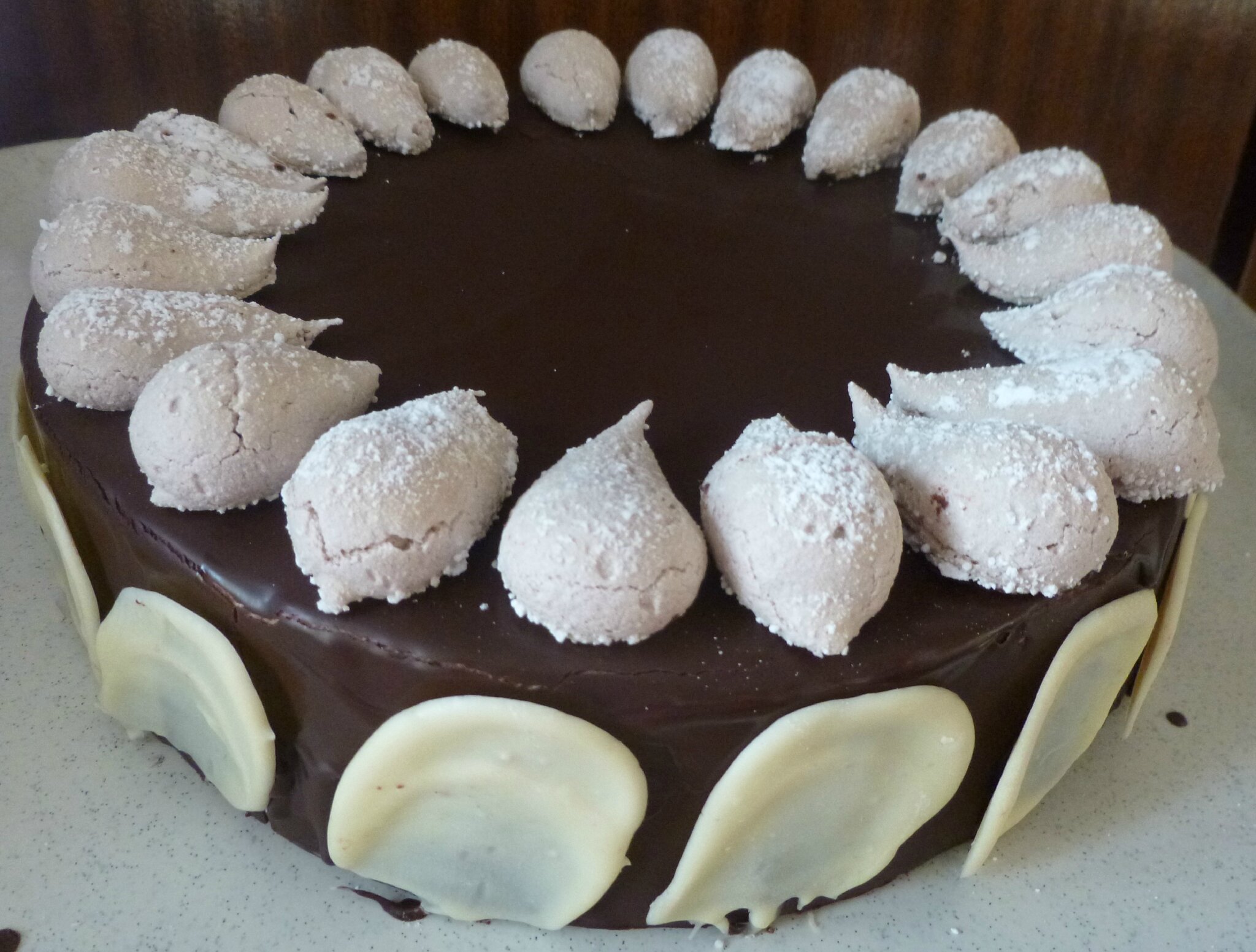 Gâteau tout chocolat (génoise meringue, crème au beurre) - Les ...