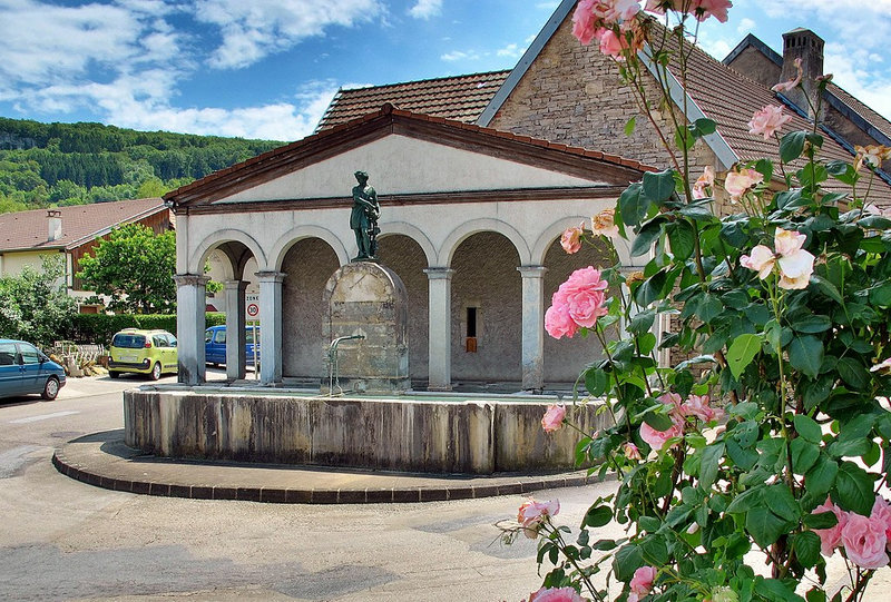1024px-Ornans,_la_fontaine-lavoir_du_Seult