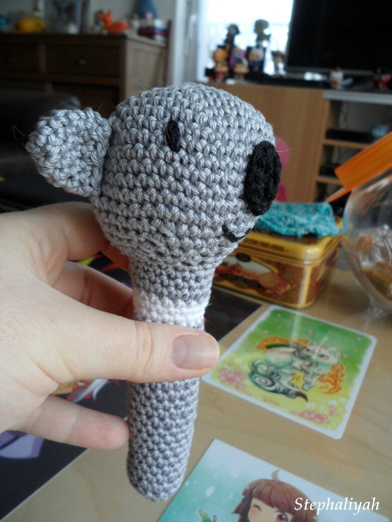 Faire un hochet koala en crochet pour bébé - Marie Claire