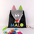 Sac maternelle garçon personnalisé prénom Malo sac à dos loup gris rouge vert bleu école maternelle crèche cadeau anniversaire 3 ans