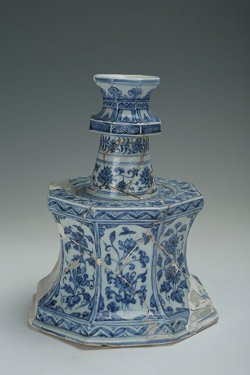 Blue-and-white octagonal candle holder with the design of flowers, Xuande period (1426-1435)