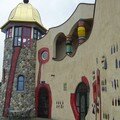 au détour d'une Z.I. en Suisse au bord du lac de Konstanz à Thal S.G. Bâtiment de Hundertwasser