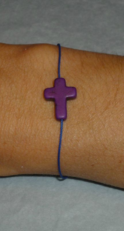 Bracelet 'Croix Howlite' violet, lien bleu klein