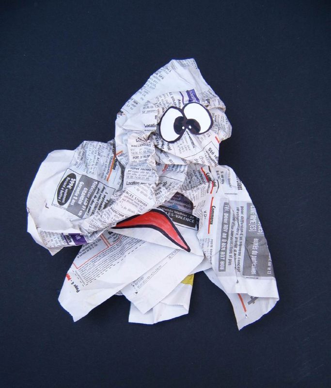 Déchet papier journal - Recyclage papier - Papier chiffonné froissé - le tri - le recyclage - déchets papiers - Paper waste