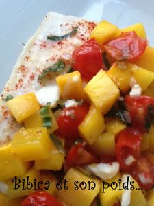 Loup en salsa de mangue gros plan