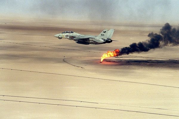 800px-F-14A_VF-114_over_burning_oil_field