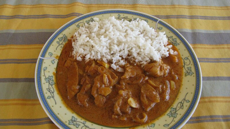 Sauté de porc aux tomates et lait de coco comme une rougaille